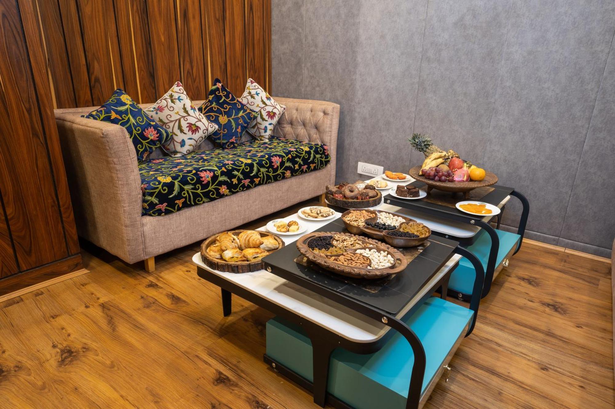 Hotel Snowland, Srinagar ภายนอก รูปภาพ